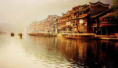 張家界國家森林公園、袁家界、天子山、大峽谷、玻璃橋、鳳凰古城兩晚三日游